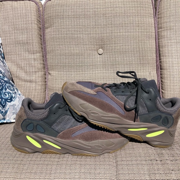 Yeezy 700 MAUVE 💯 - Picture 1 of 6